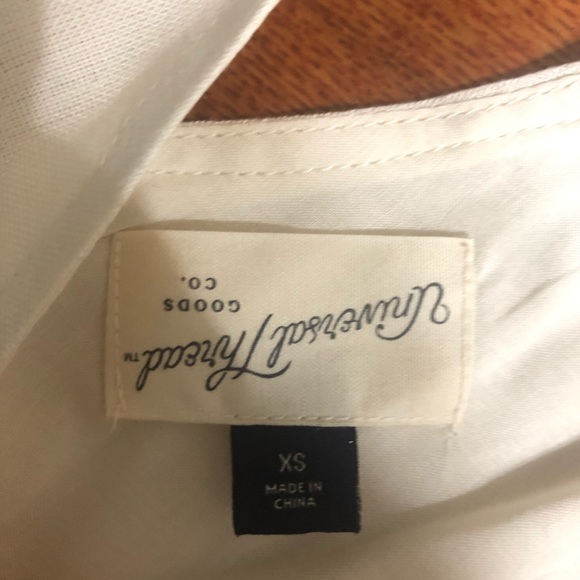 Cream dress with a pop of color and structure - Picture 2 of 3